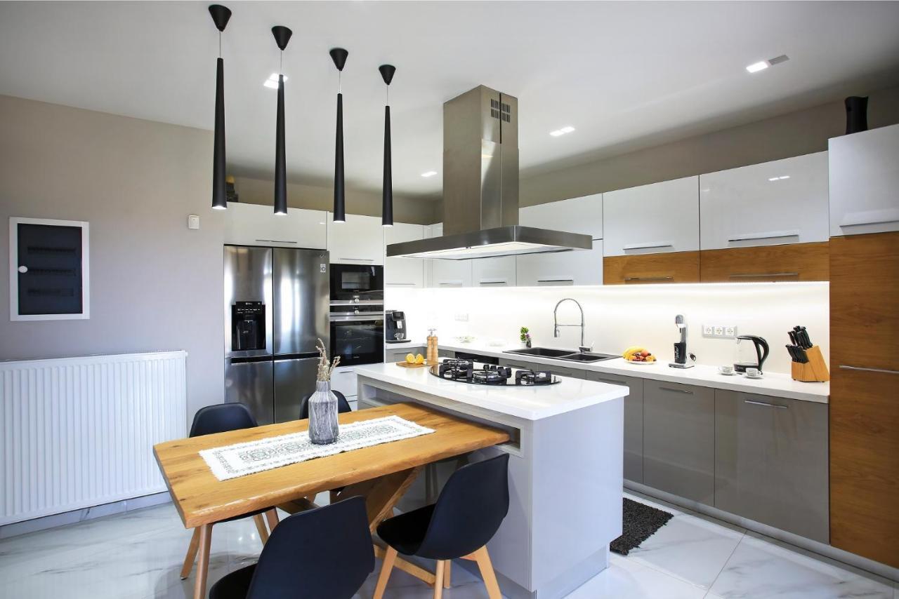 Design Villa Nicol - Heated Pool - Summer Kitchen 伊拉克利翁 外观 照片